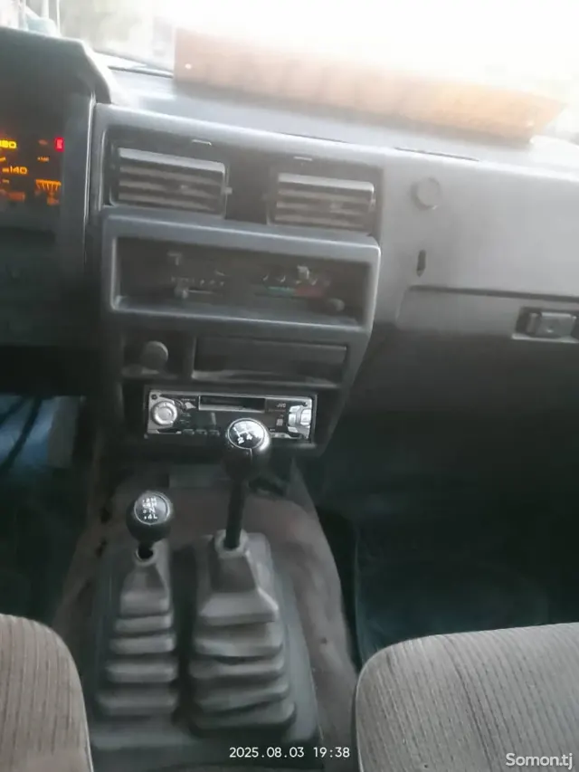 Nissan Terrano 1990 · 2.4 MT