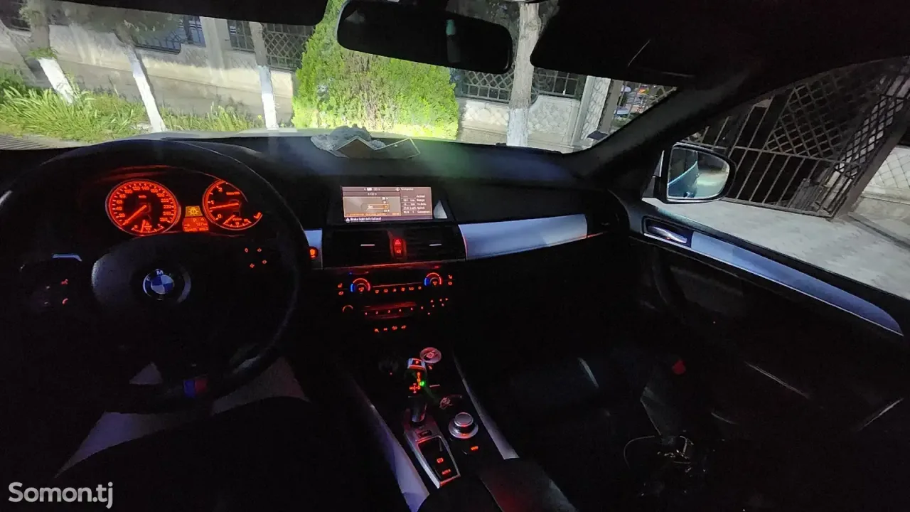 BMW M5 2010 · 3.5 AT