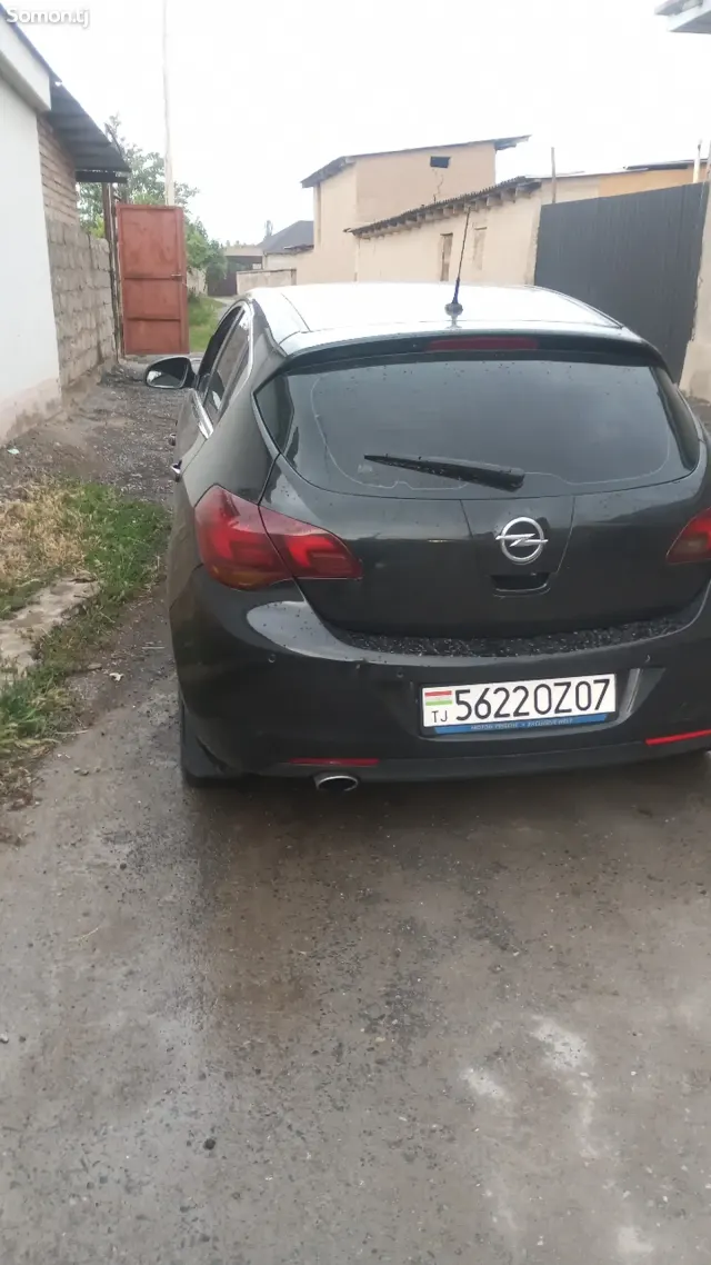 Opel Astra J 2010 · 1.6 AT