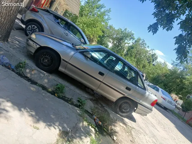 Opel Astra F 1993 · 1.6 MT