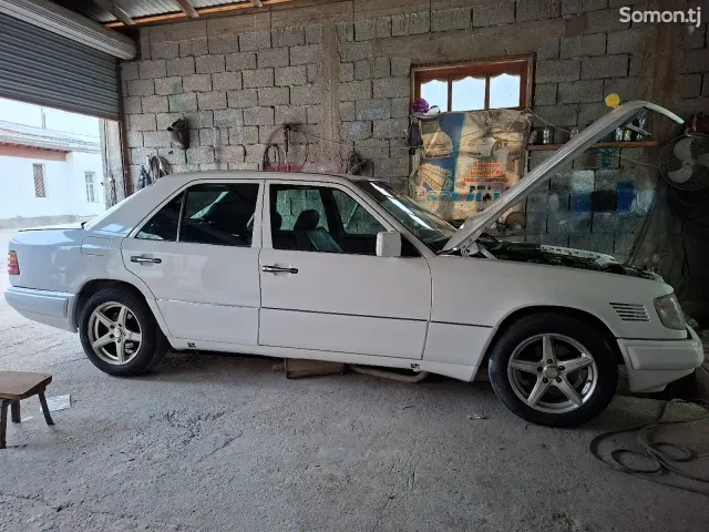 Mercedes-Benz W124 1994 · 2.5 MT