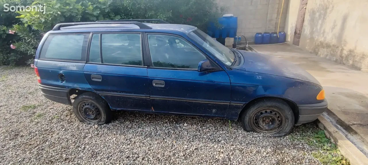 Opel Astra F 1993 · 1.6 MT