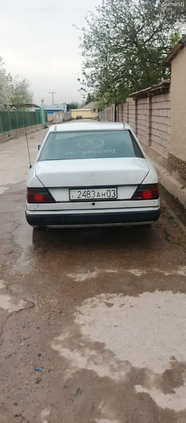 Mercedes-Benz W124 1990 · 1.9 MT
