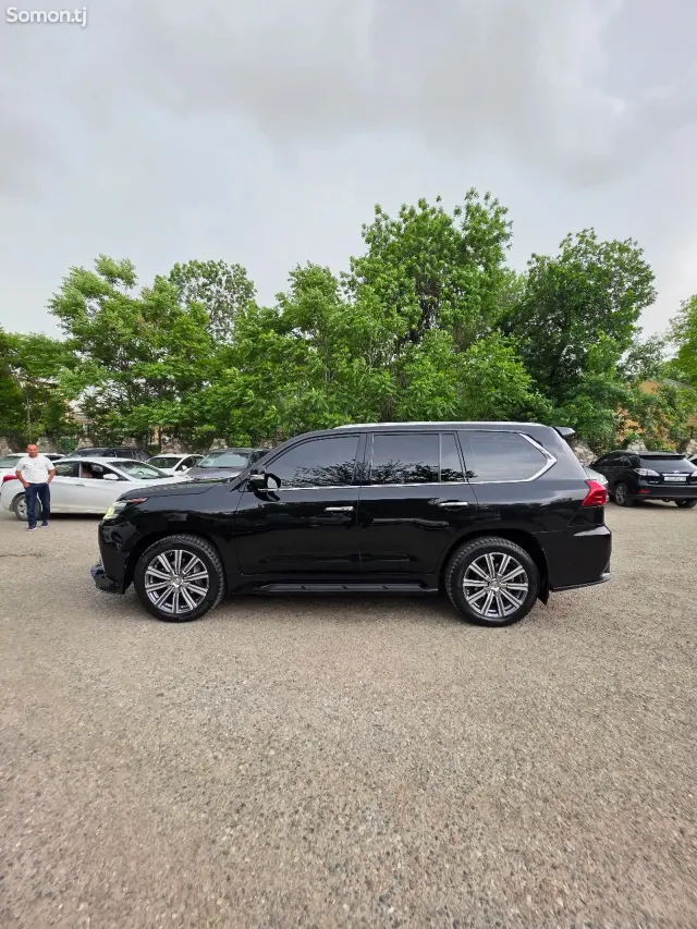 Lexus LX series 2017 · 5.7 AT