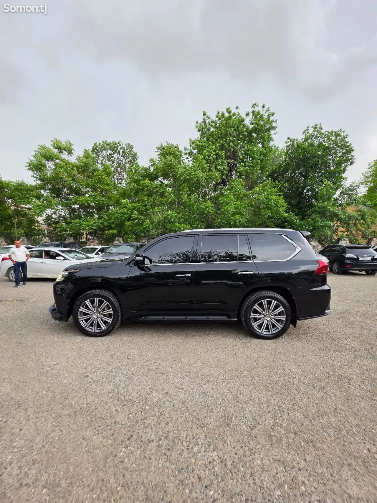 Lexus LX series 2017 · 5.7 AT