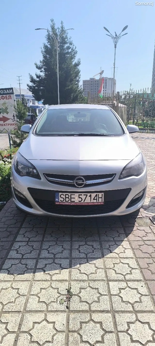 Opel Astra J 2014 · 1.4 MT
