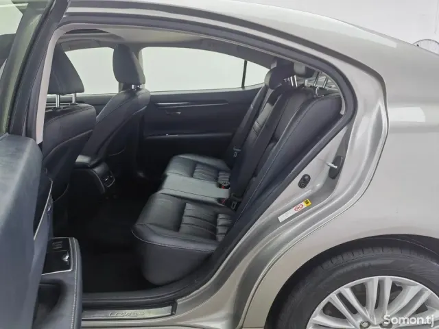 Lexus ES series 2016 · AT