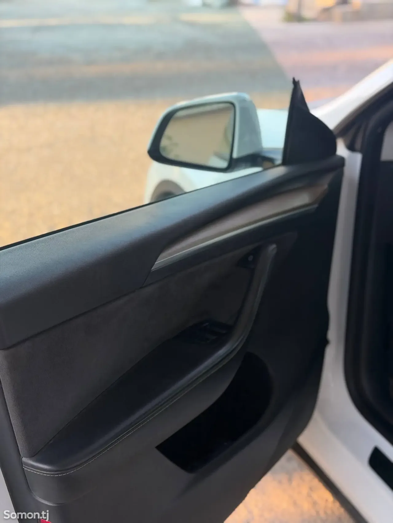 Tesla Model Y 2021 · AT