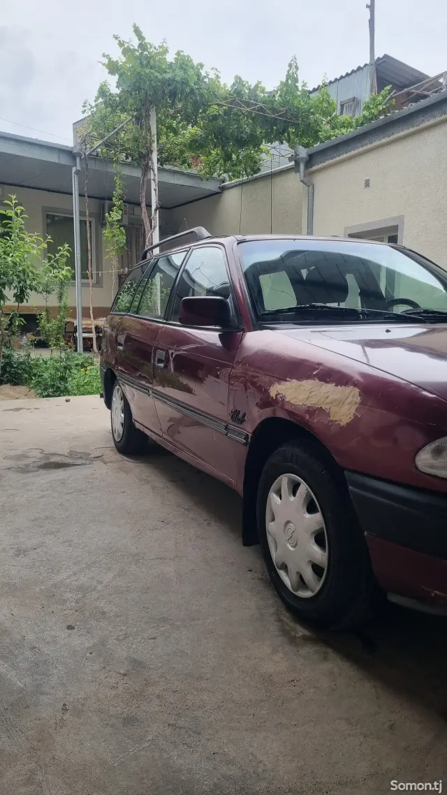Opel Astra F 1992 · 1.6 MT