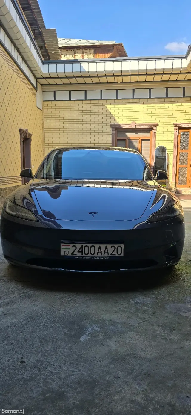 Tesla Model 3 2025 · AT