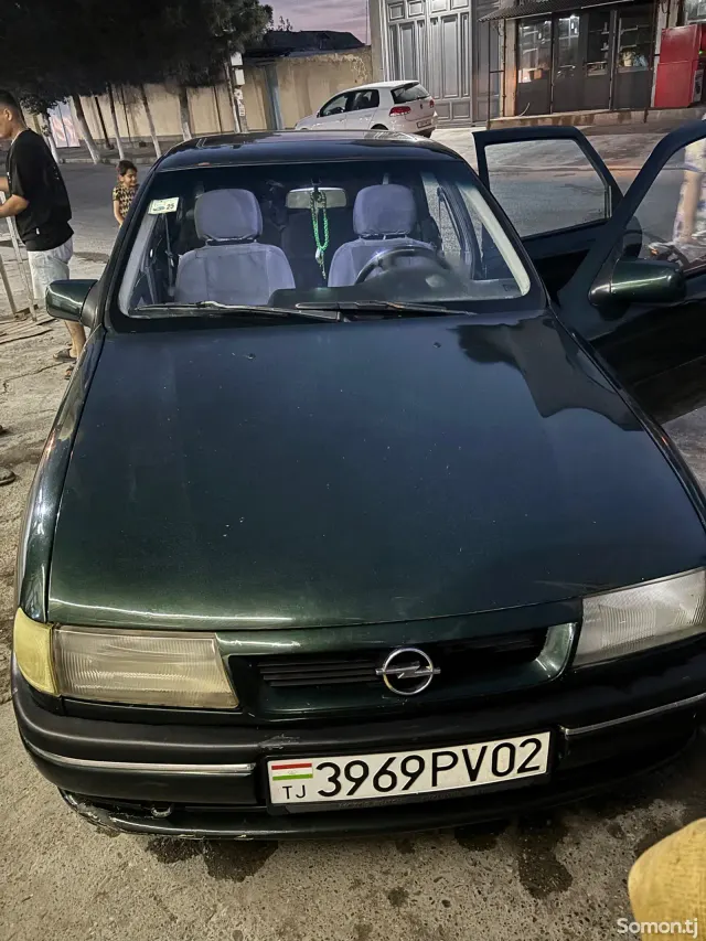 Opel Vectra A 1995 · 1.6 MT
