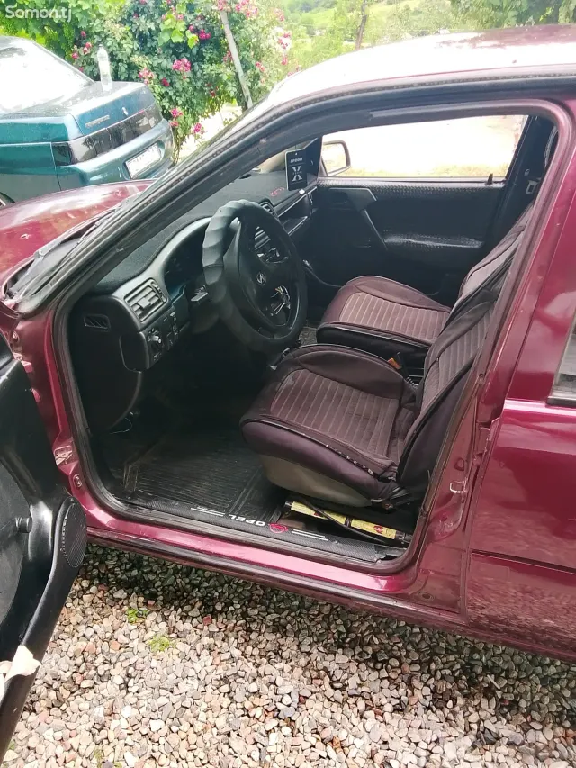 Opel Vectra B 1991 · 0.6 MT