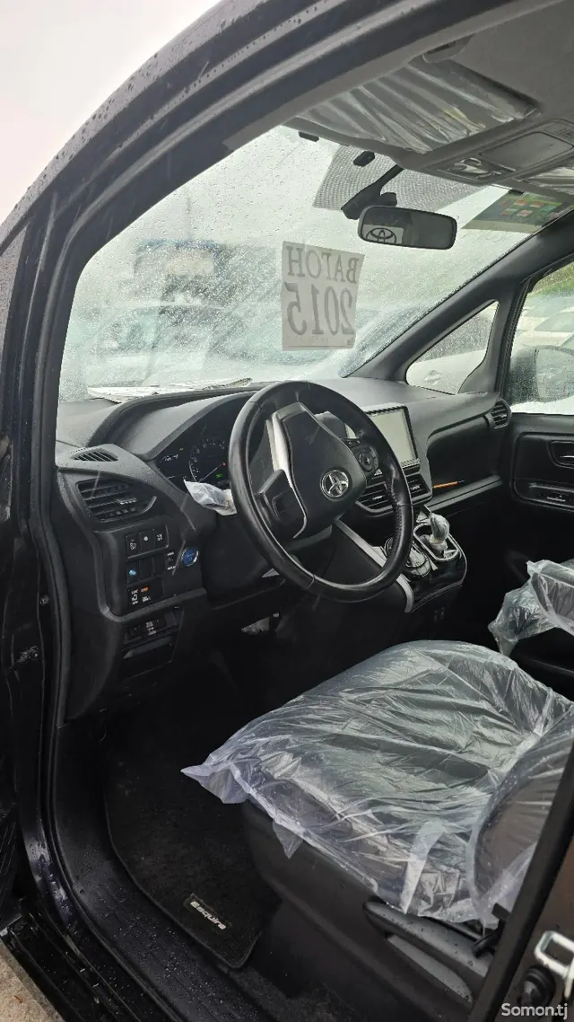 Toyota Voxy 2015 · 1.8 AT