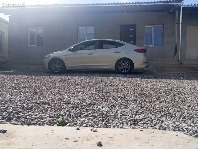 Hyundai Elantra 2018 · 2.0 AT