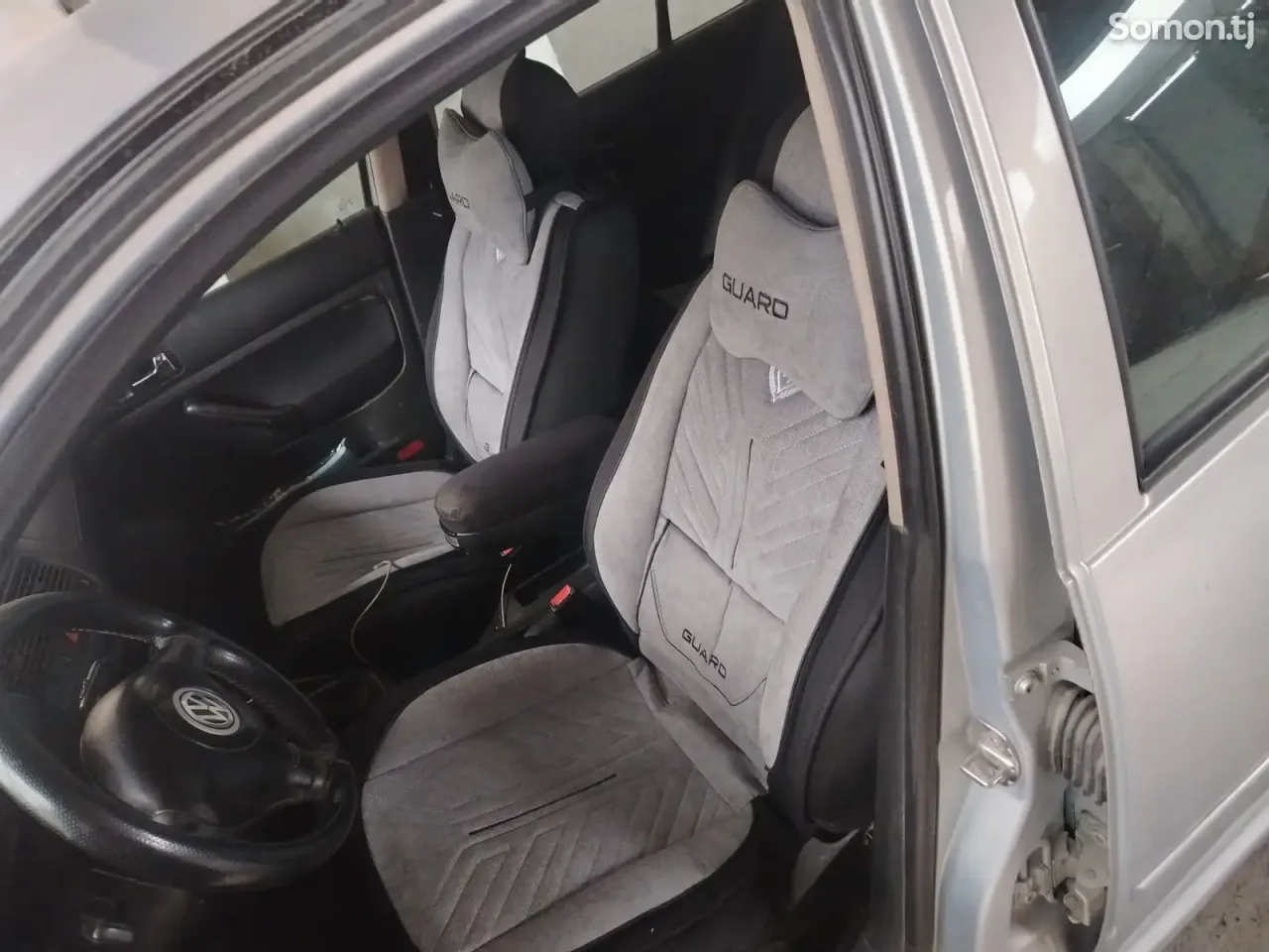 Volkswagen Golf 2001 · 1.8 MT
