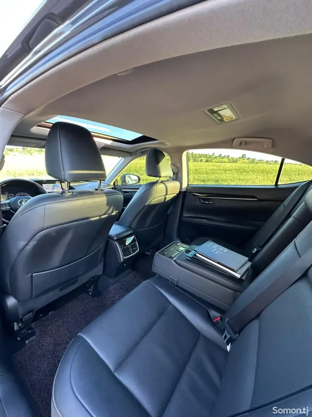 Lexus ES series 2016 · 2.5 AT