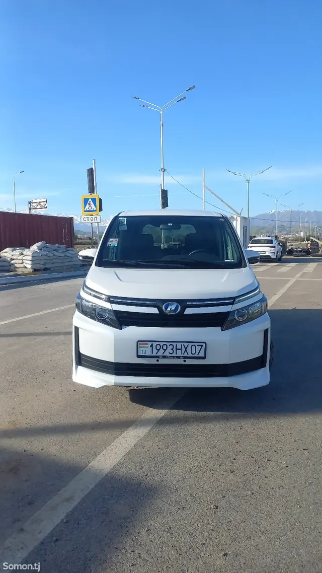Toyota Voxy 2014 · 2.0 CVT