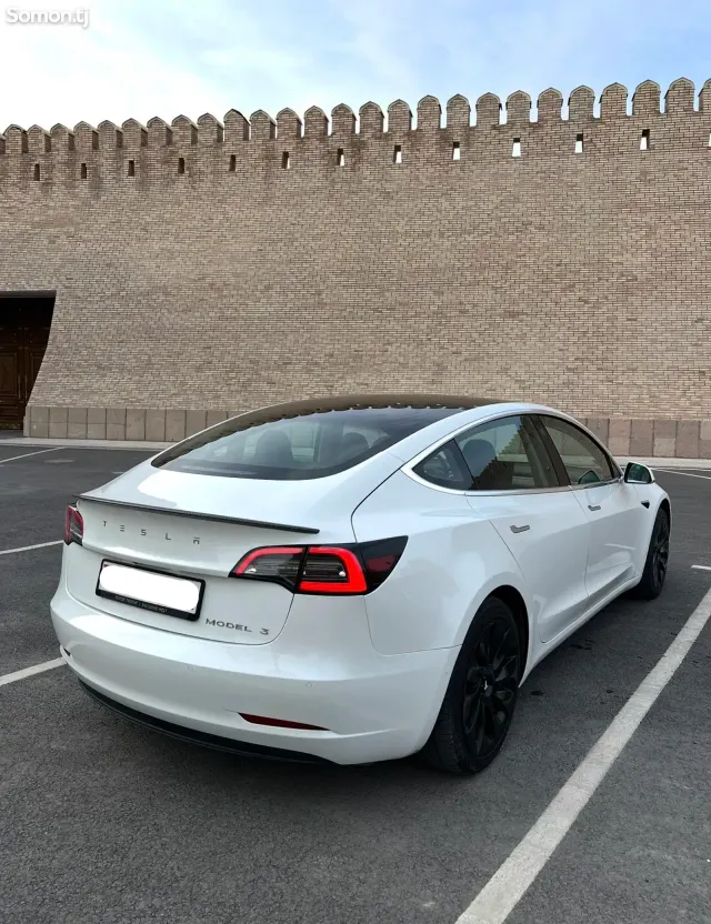 Tesla Model 3 2021 · AT