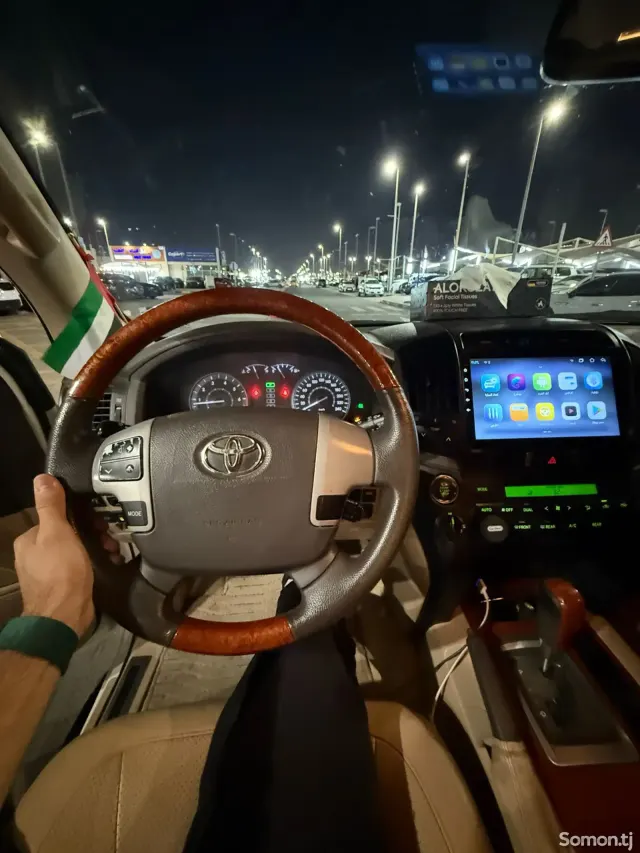 Toyota Land Cruiser 2014 · 4.6 AT