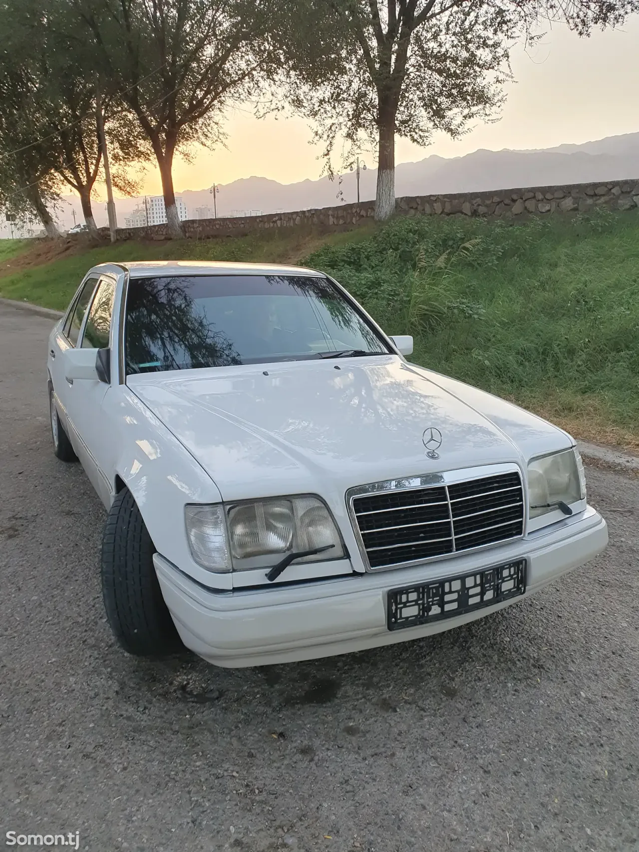 Mercedes-Benz W124 1993 · 2.5 AT