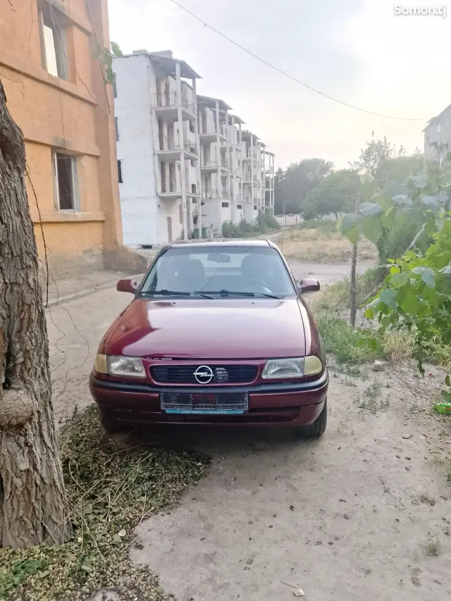 Opel Astra F 1991 · 1.6 MT