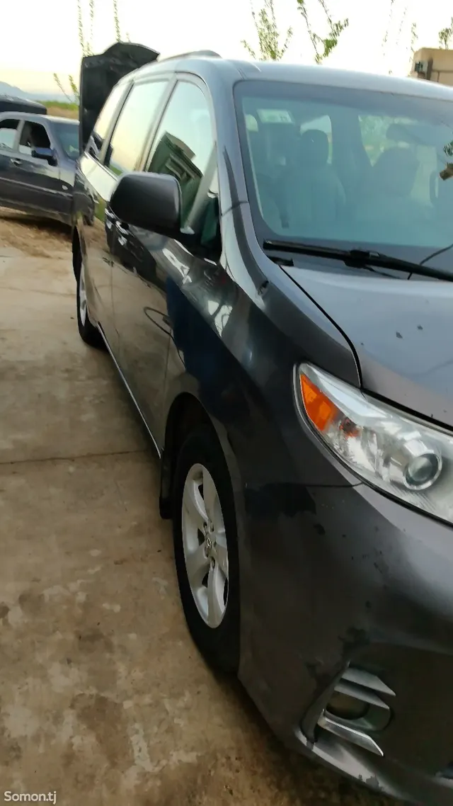 Toyota Sienna 2011 · 3.5 AT