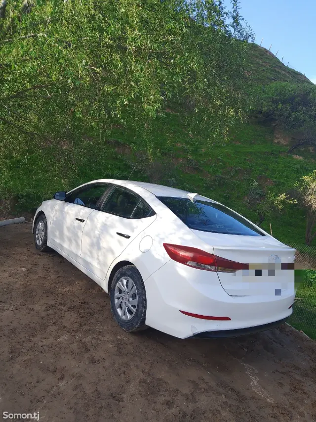 Hyundai Elantra 2017 · 2.0 AT