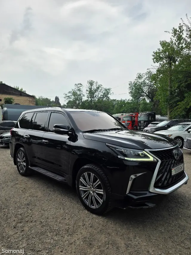 Lexus LX series 2017 · 5.7 AT