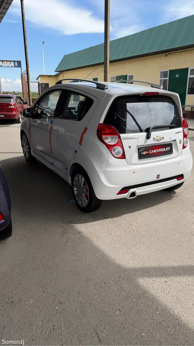 Chevrolet Spark 2014 · 1.0 AT