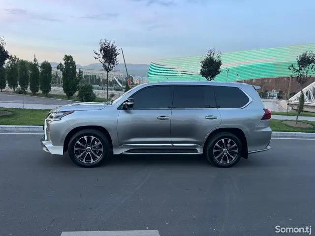 Lexus LX series 2017 · 5.7 AT