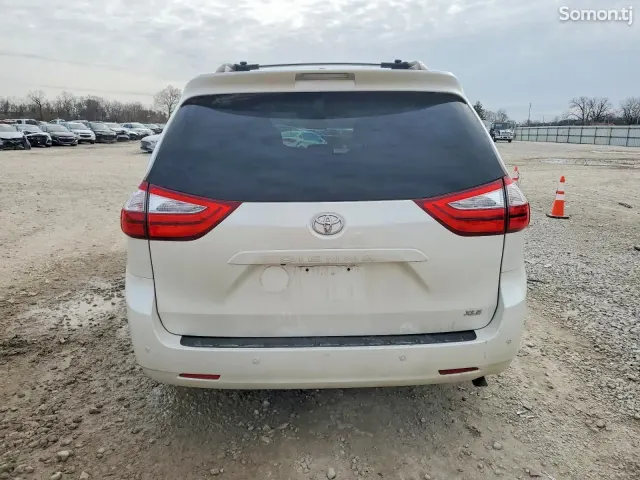 Toyota Sienna 2015 · 3.5 AT
