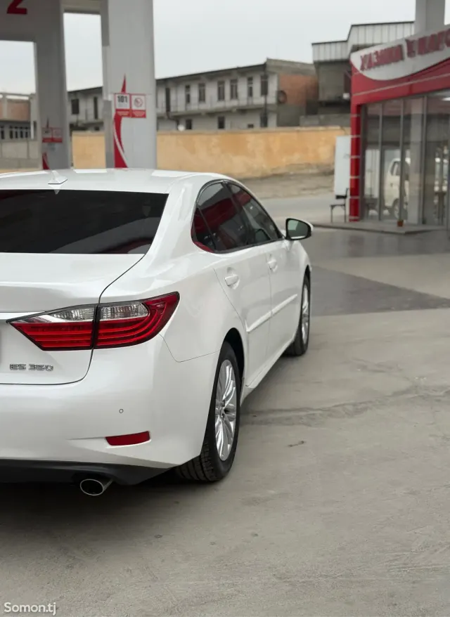 Lexus ES series 2013 · 3.5 AT