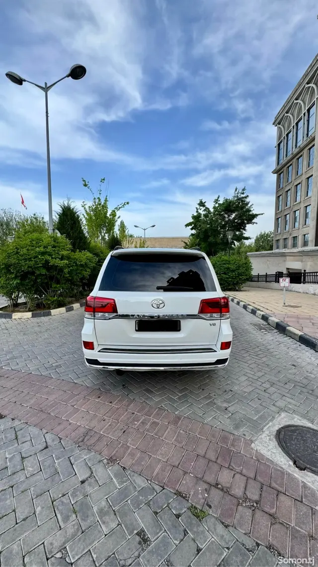 Toyota Land Cruiser 2014 · 4.6 AT