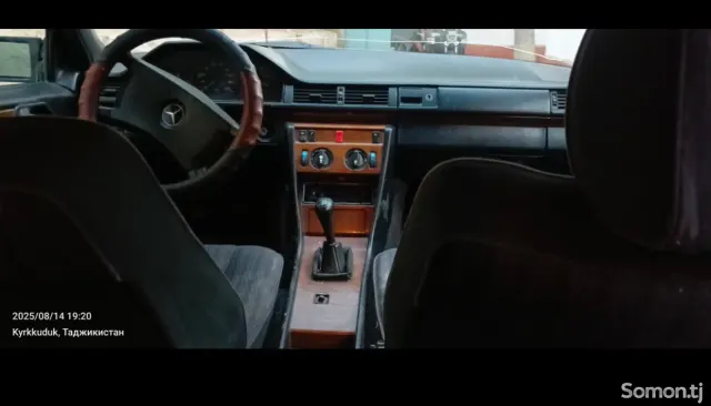 Mercedes-Benz W124 1990 · 2.5 MT