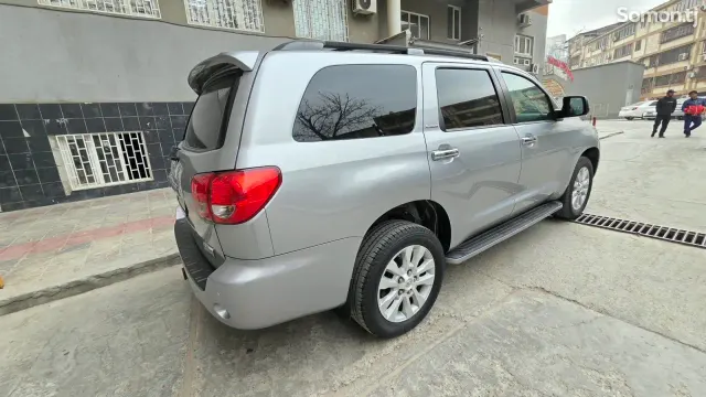 Toyota Sequoia 2018 · 5.7 AT
