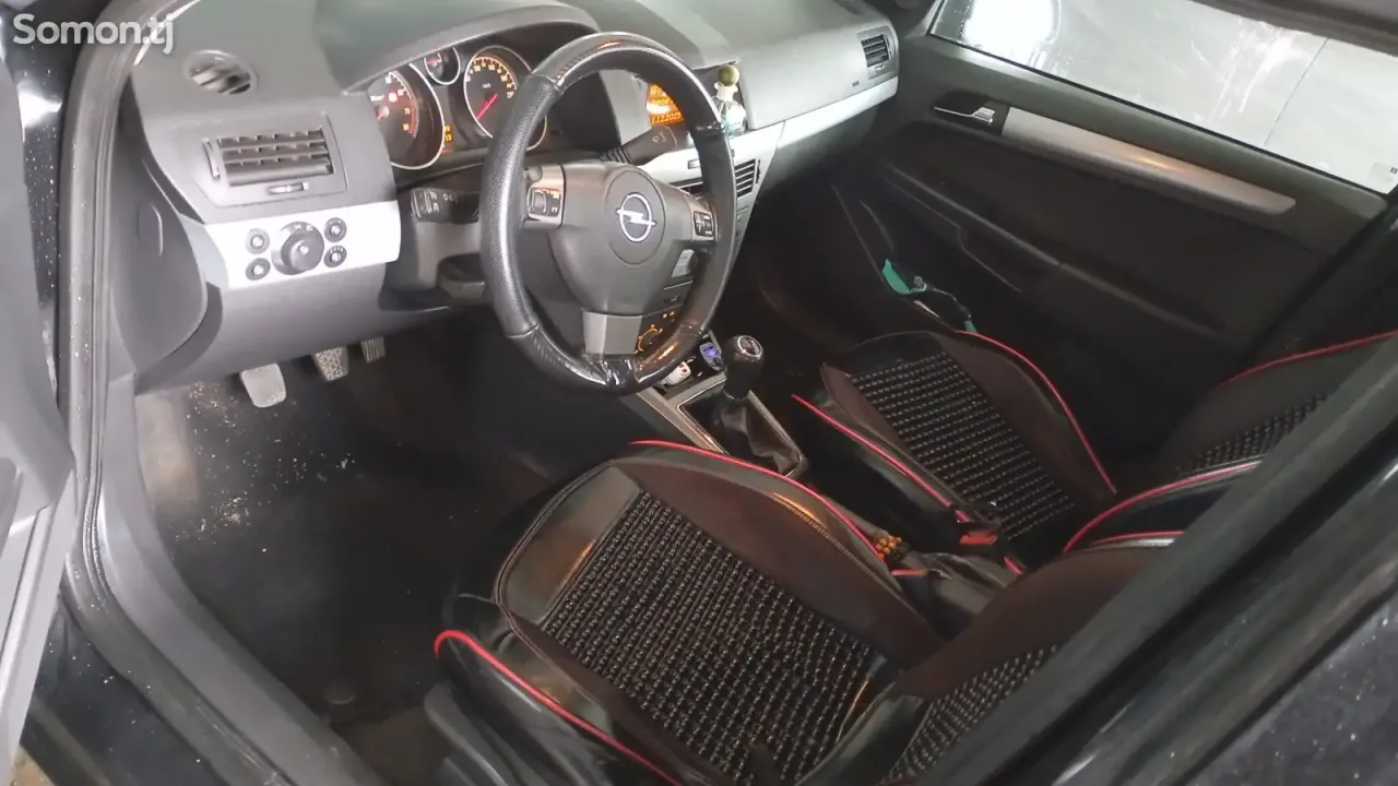 Opel Astra H 2006 · 1.6 MT