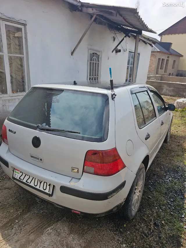 Volkswagen Golf 1999 · 1.6 MT