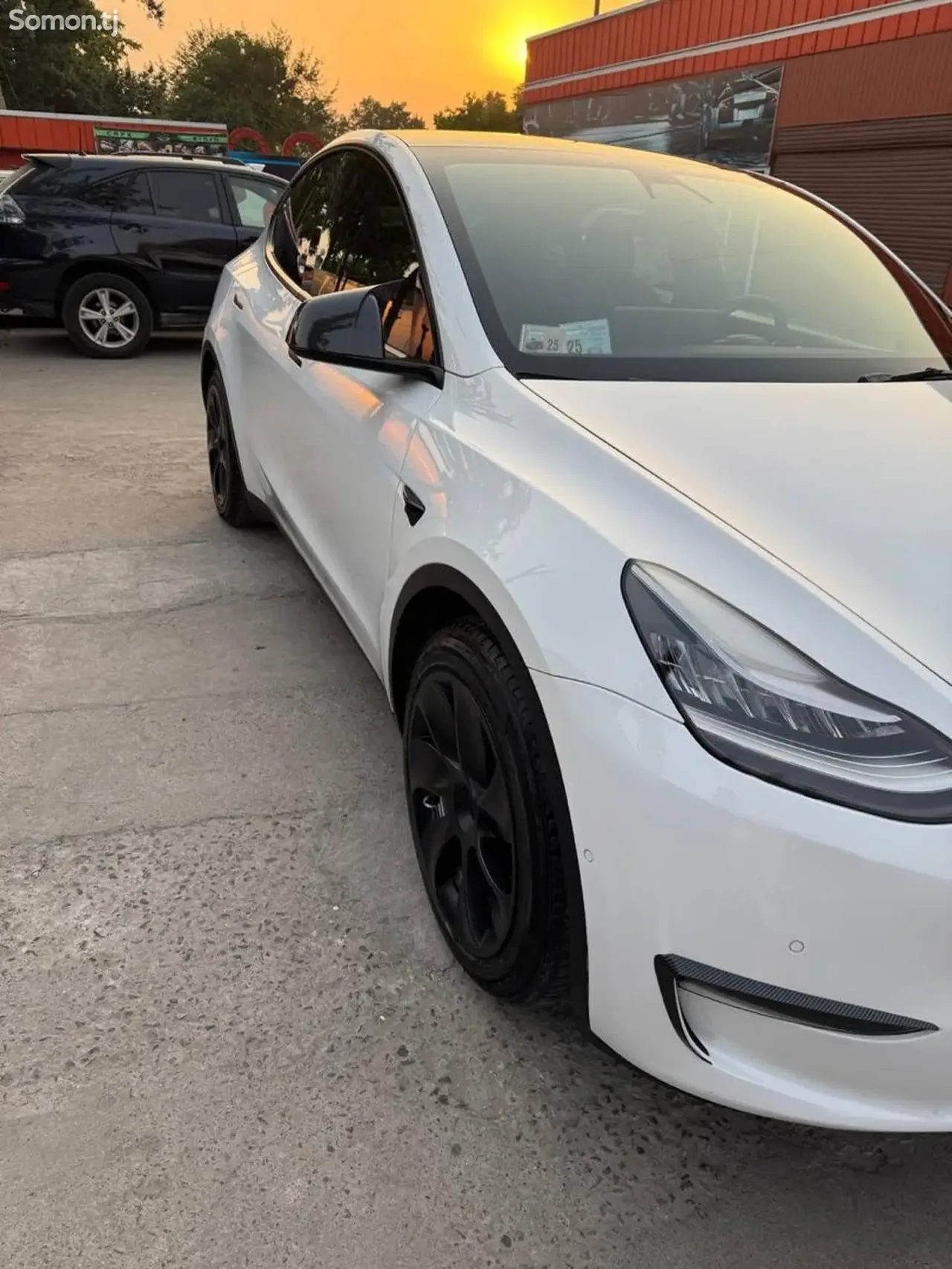 Tesla Model Y 2021 · AT