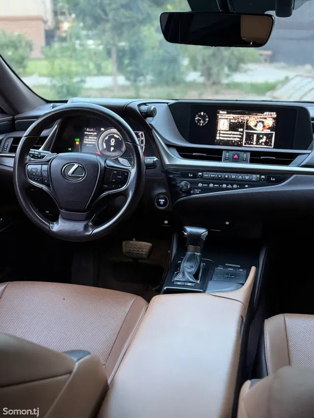 Lexus ES series 2020 · 2.5 AT