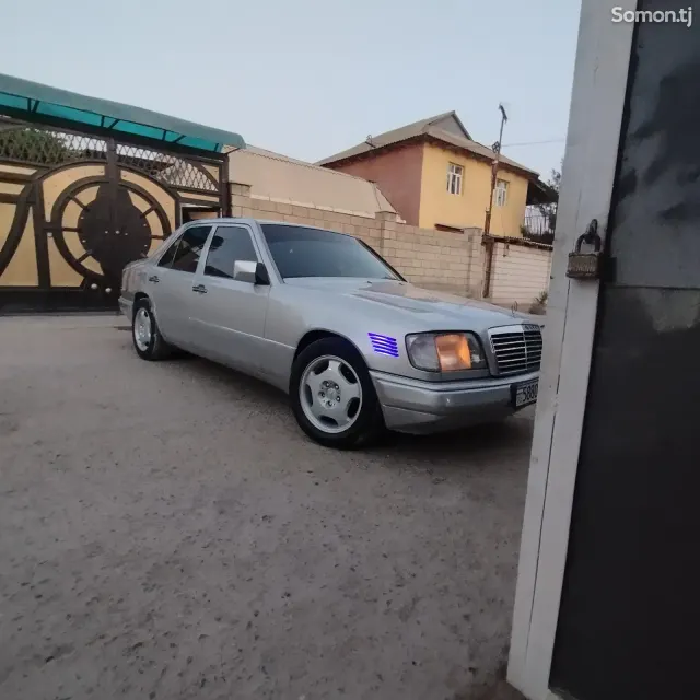 Mercedes-Benz W124 1995 · 2.7 MT