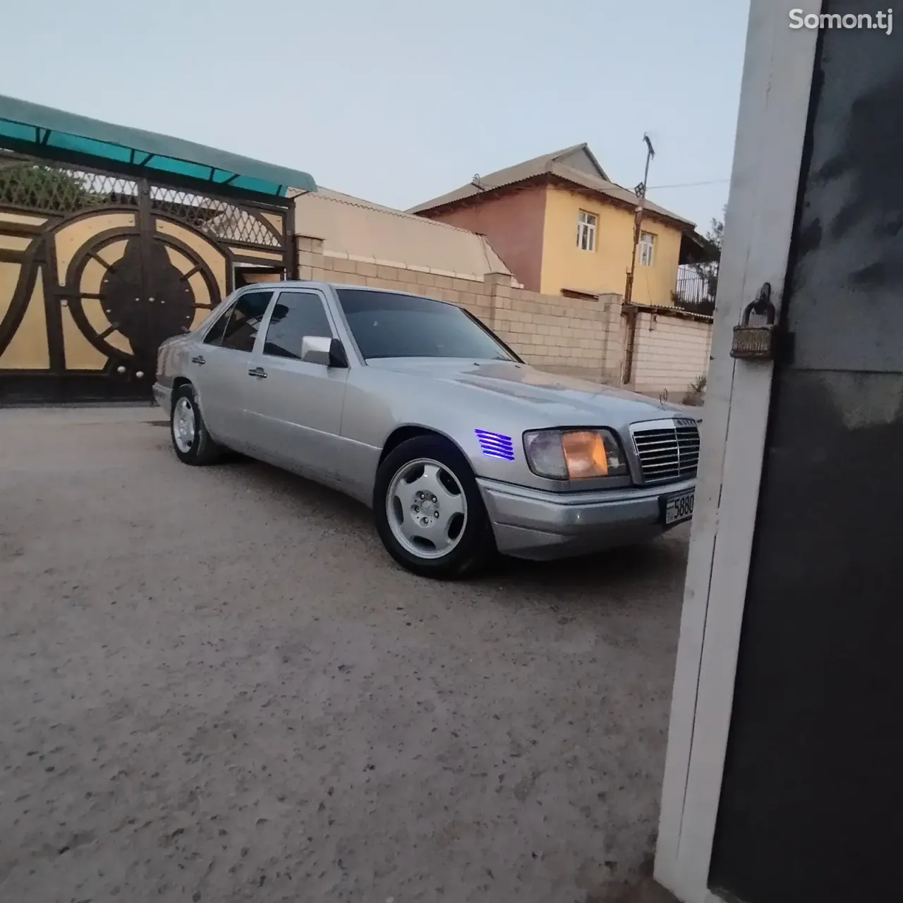 Mercedes-Benz W124 1995 · 2.7 MT