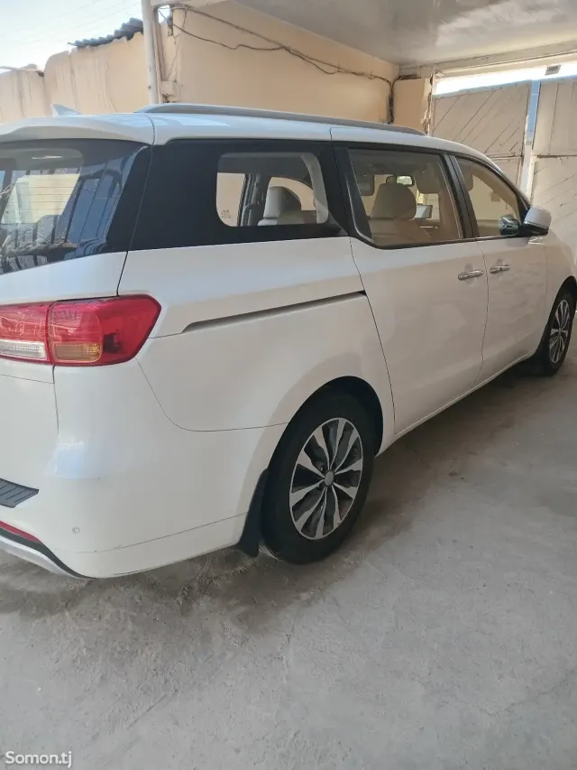 Kia Carnival 2016 · 2.2 AT
