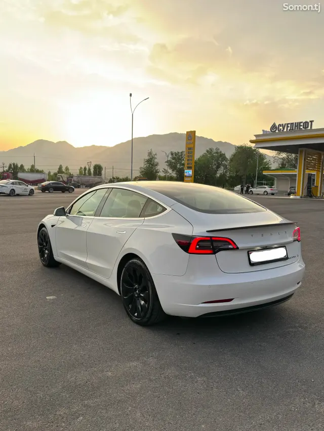 Tesla Model 3 2021 · AT