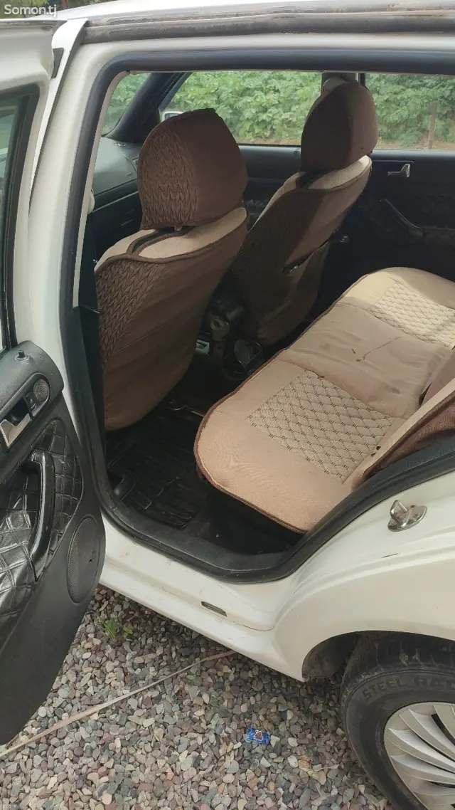 Volkswagen Golf 1997 · 1.6 MT