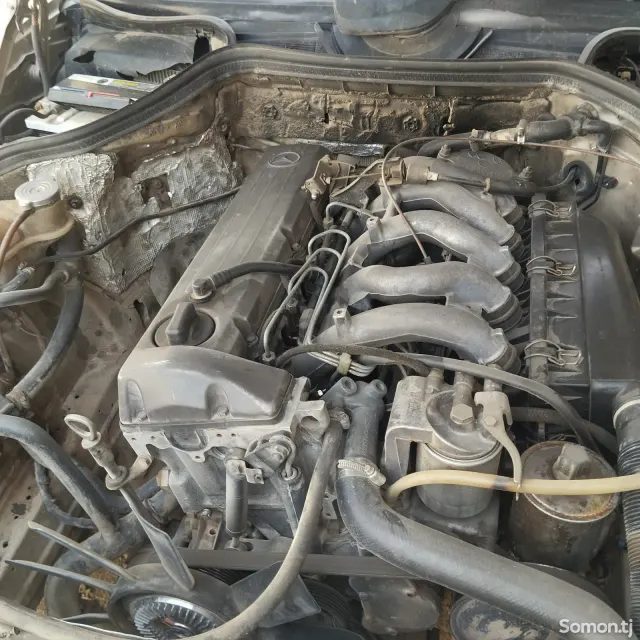 Mercedes-Benz E class 1989 · 2.4 MT