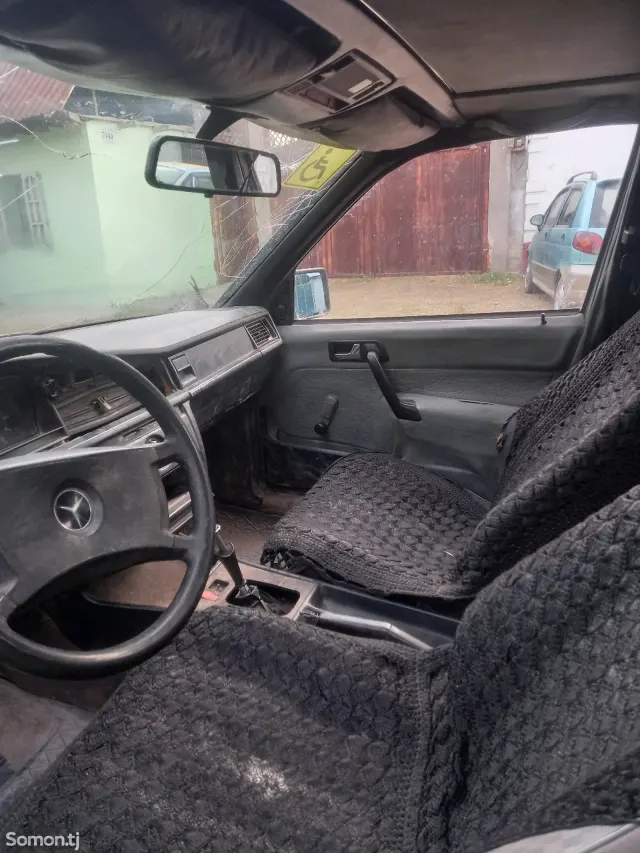 Mercedes-Benz W201 1989 · 2.9 MT