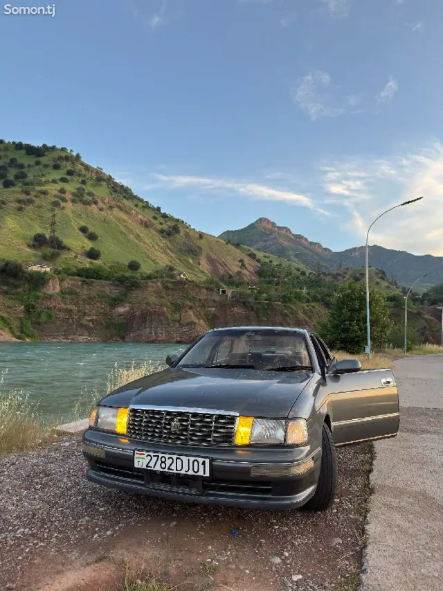 Toyota Crown 1995 · 2.5 AT