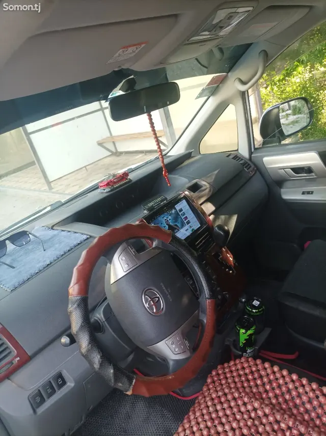 Toyota Voxy 2007 · 2.0 AT