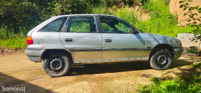 Opel Astra F 1992 · 1.6 MT