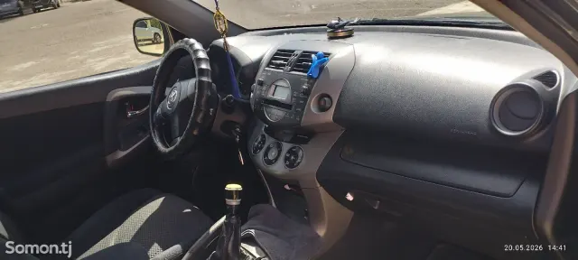 Toyota RAV 4 2006 · 2.2 MT